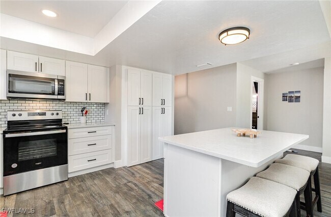 Building Photo - 517 98th Ave N