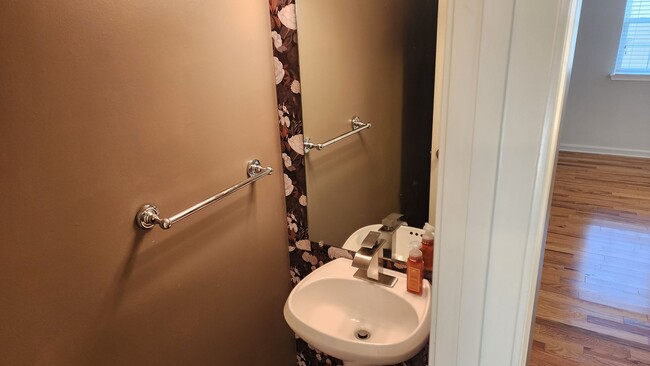Building Photo - Updated, spacious townhome close to the in...