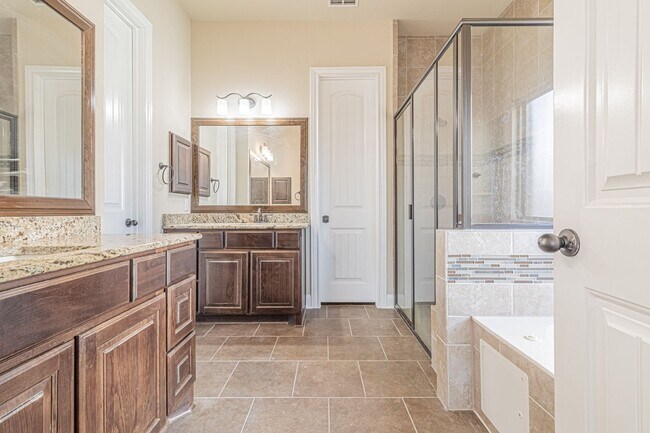 Building Photo - GORGEOUS 4 BED / 2 BATH HOUSE FOR RENT!