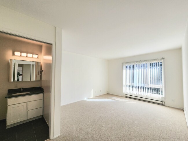 Building Photo - Top floor large 2 bed 2 bath open views at Woodlake