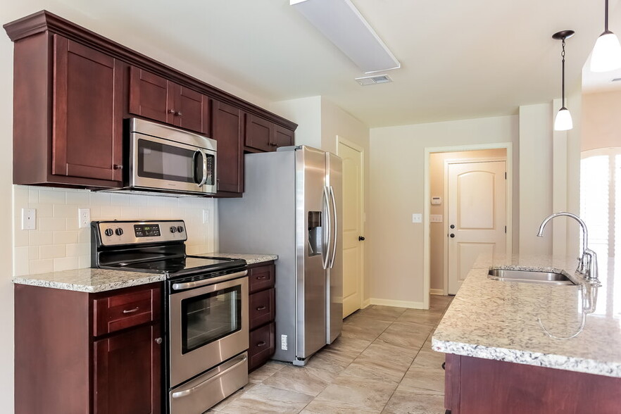 Building Photo - 2665 Cherry Tree Dr