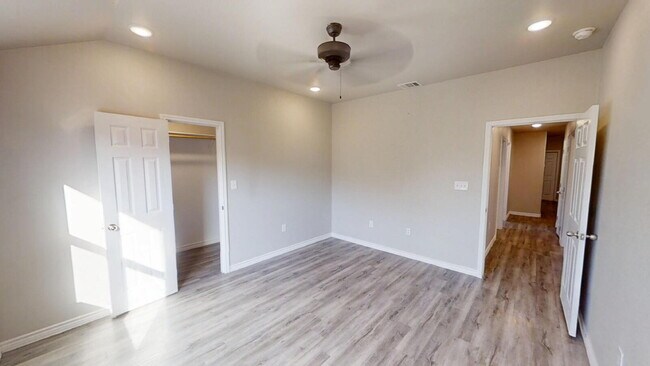 Building Photo - 130 Wind Ridge Dr