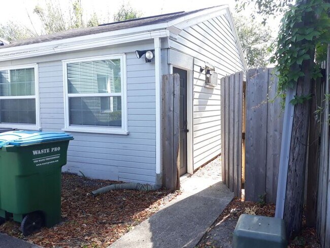 Building Photo - Studio Garage Apartment in Winter Park
