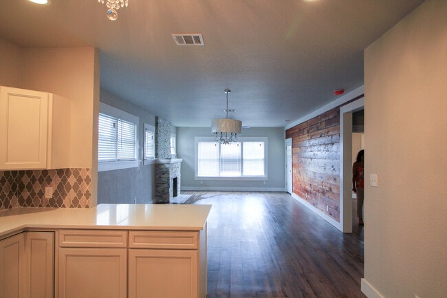 Building Photo - Historic 3/2 Adorable Remodel in Dignowity...