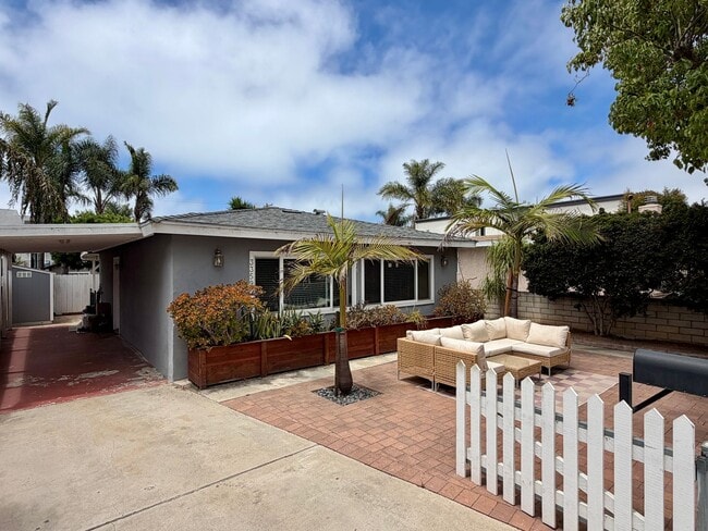Building Photo - Classic Carlsbad Beach Bungalow