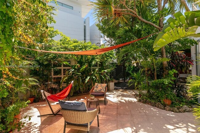 Building Photo - 18 NE 42nd St