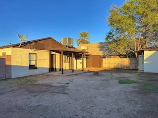 Building Photo - Spacious 4-Br Home W/Modern Upgrades – Ope...