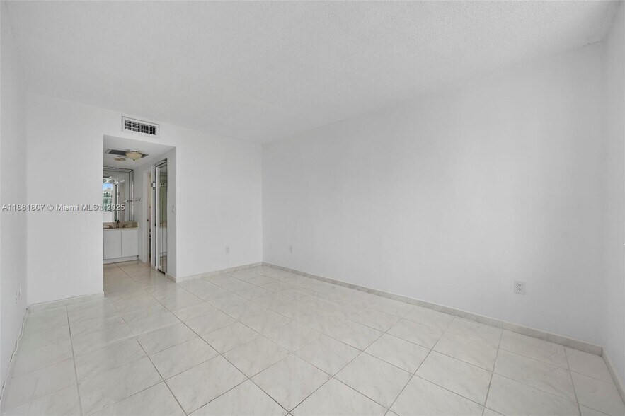 Building Photo - 300 Bayview Dr