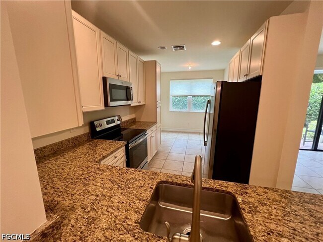 Building Photo - 15850 Portofino Springs Blvd