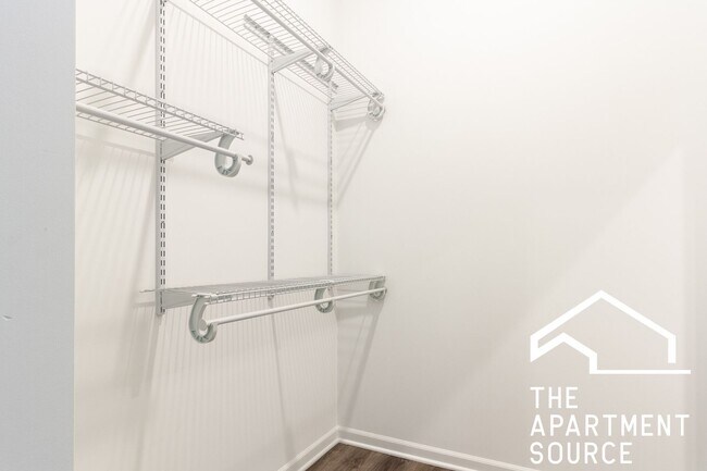 Building Photo - South Loop 3 bed 2 bath -- Updated Kitchen, HUGE Floorplan