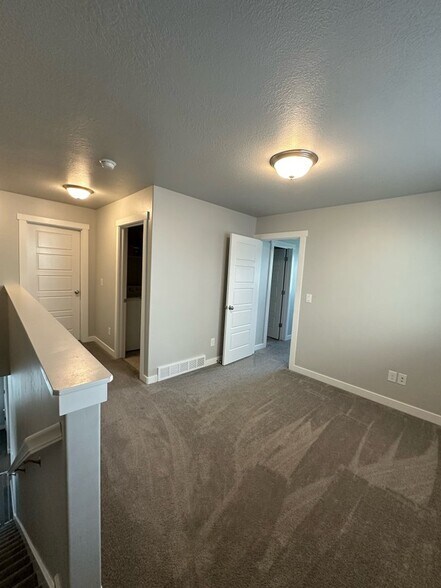 Building Photo - 2215 W Bluebird Dr