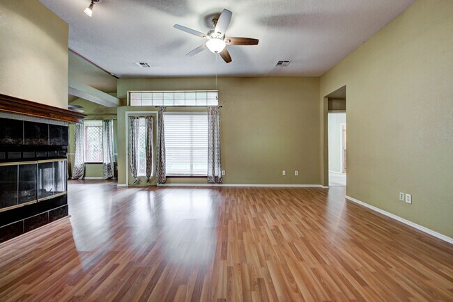 Building Photo - 2912 Edinburg Dr