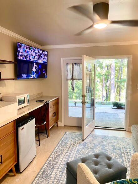 Building Photo - 2109 Pine Tree Dr