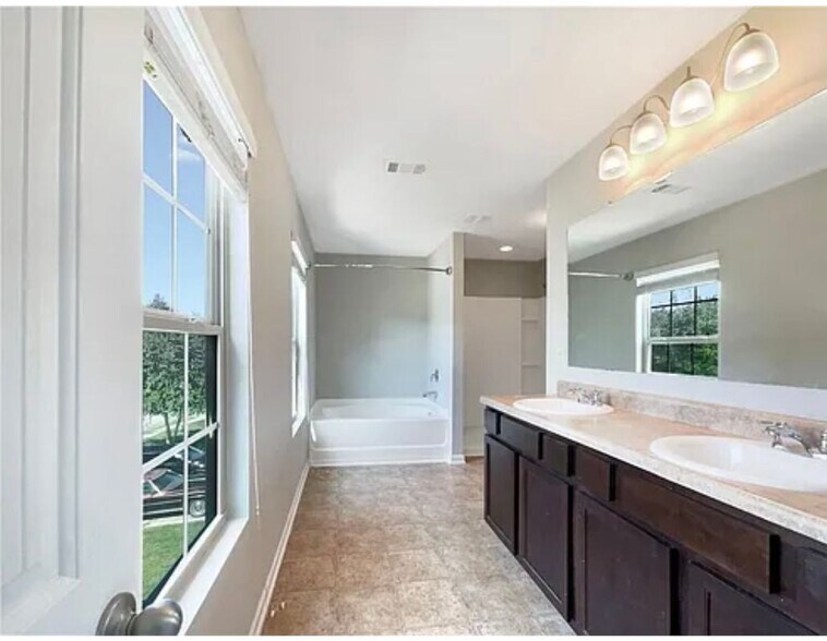 Building Photo - 444 Lake Ridge Ln