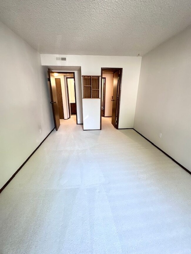 Building Photo - 2 bedroom condo with Washer/Dryer