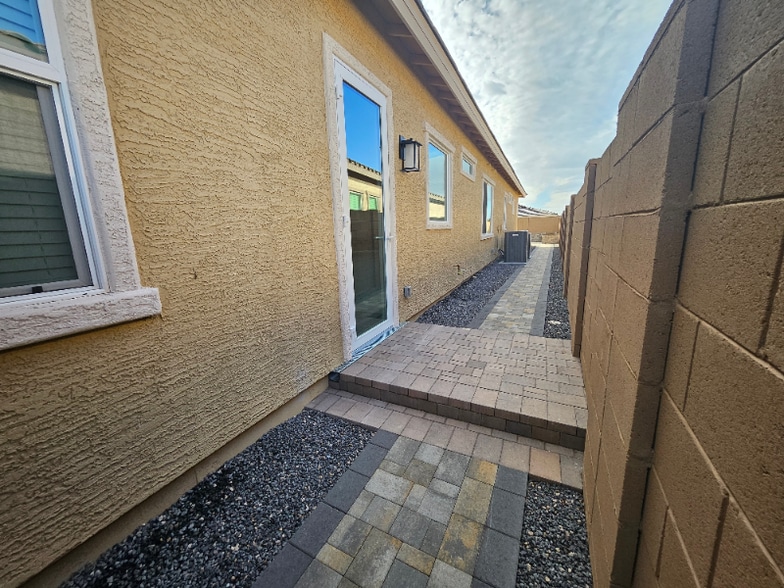 Building Photo - 17593 W Victory St