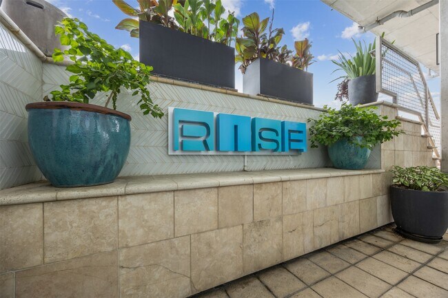 Building Photo - 2000 Bagby St