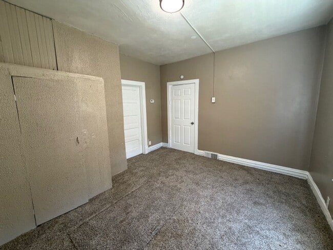 Building Photo - Lovely 2 Bedroom / 1 Bath for Rent - Section 8 Welcome
