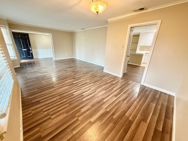 Building Photo - 3-bed/2-bath with two living spaces!