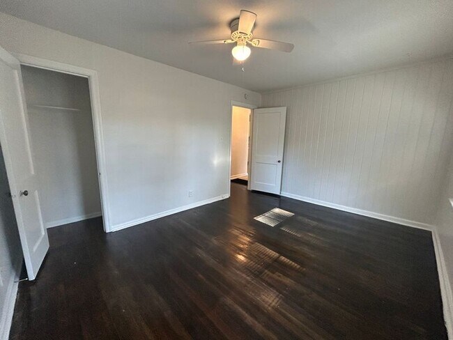 Building Photo - 2911 Circle Dr