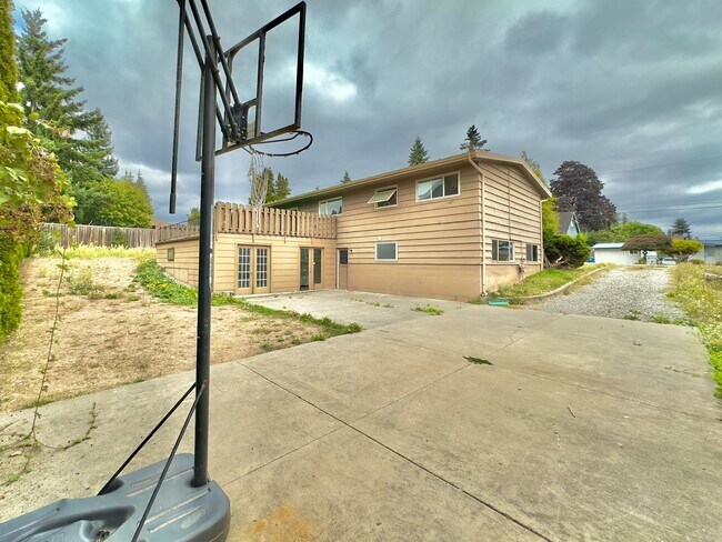 Building Photo - 2,510 Sq Ft | 5 Bedroom · 3 Bathroom – W/D, Terrace, Garage & Extra Space