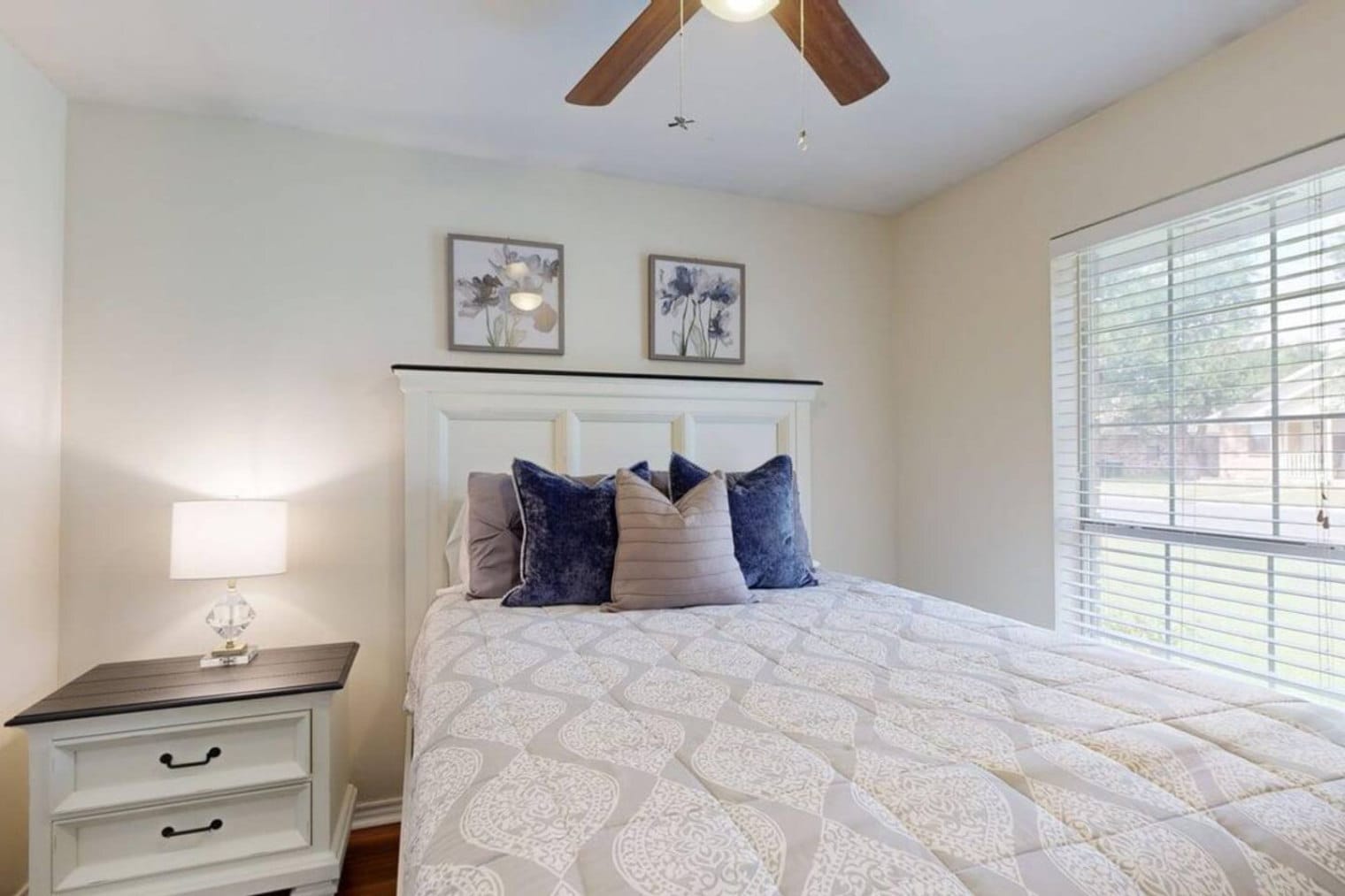 Building Photo - 810 Camellia Ct