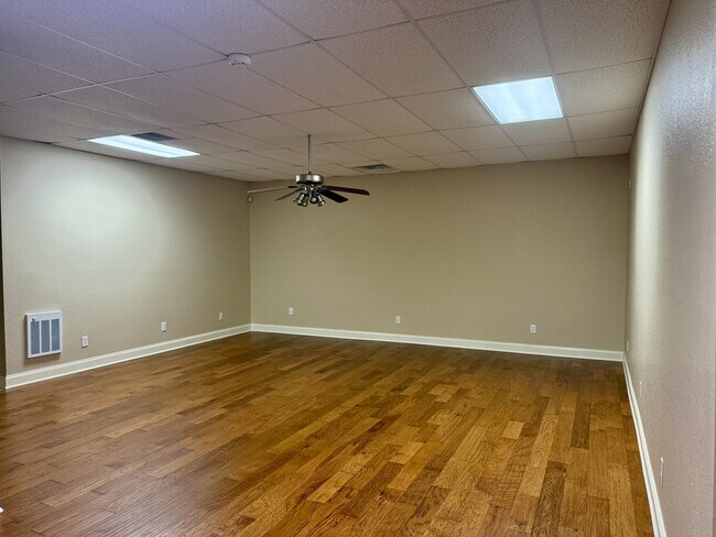 Building Photo - 421 Amberland Ln