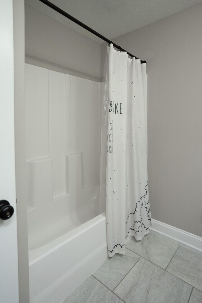 Building Photo - 657 Tree Top Trl