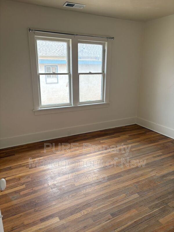 Building Photo - 404 Harvard Dr SE