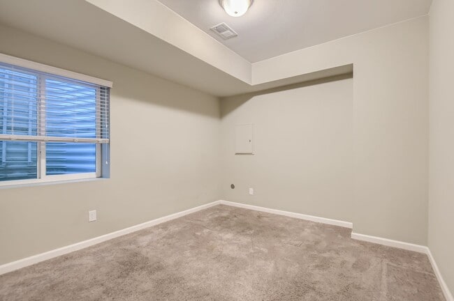 Building Photo - Modern 5 Bedroom Home for Rent!