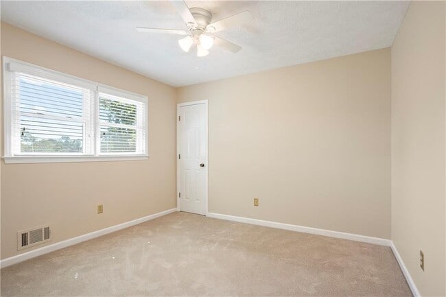 Building Photo - 4989 Kingswood Dr