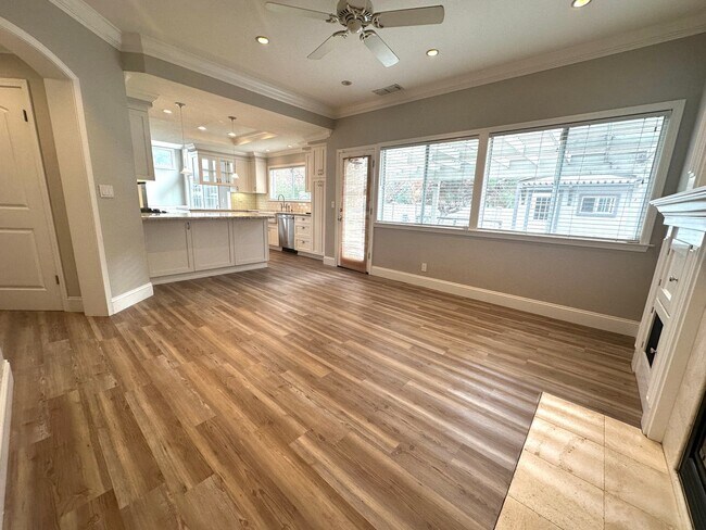 Building Photo - Gorgeous 3 Bed, 2.5 on Corner Lot