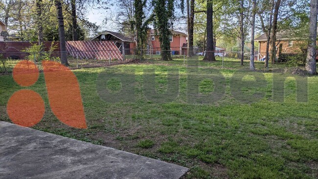 Building Photo - 4 Bedroom 1 Bathroom! Pet Friendly!