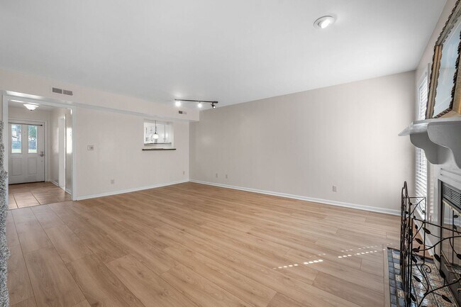 Building Photo - 2 Bedroom Condo For Rent Near Memorial Drive!