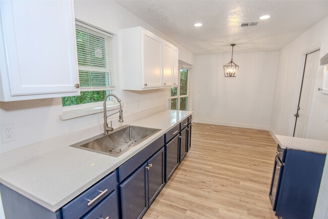 Building Photo - 12811 Sandy Hook Dr