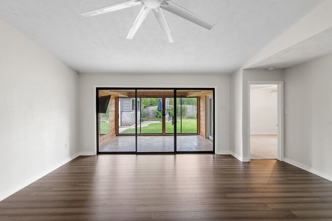 Building Photo - 1222 Haines Dr