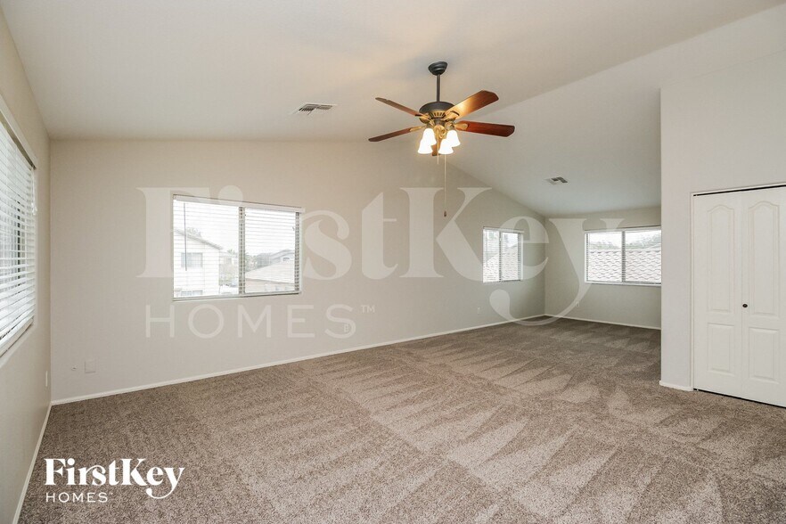 Building Photo - 284 W Jersey Way