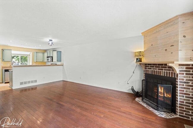 Building Photo - 1253 S Flower Cir