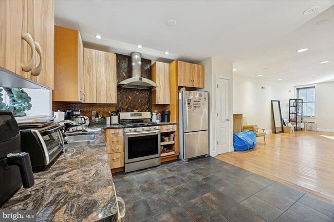 Building Photo - 341 Dickinson St