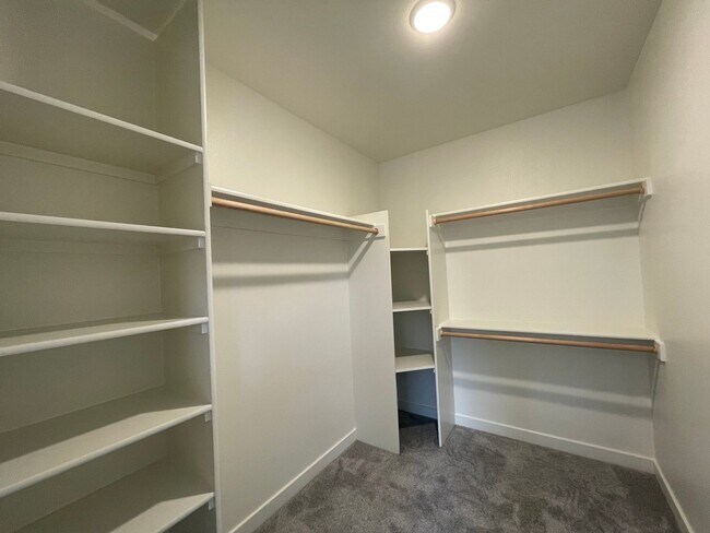 Building Photo - 4Bd/2.5Ba Corner Home in Desireable Portsmouth Neighborhood ~ Newly Built, Quartz Countertops, Si...