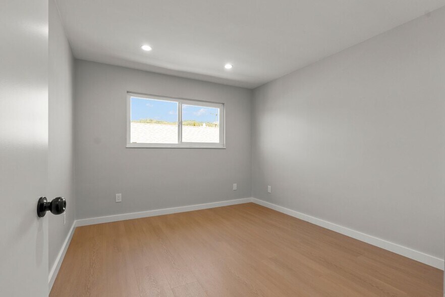 Building Photo - 3801 Lincoln Ave