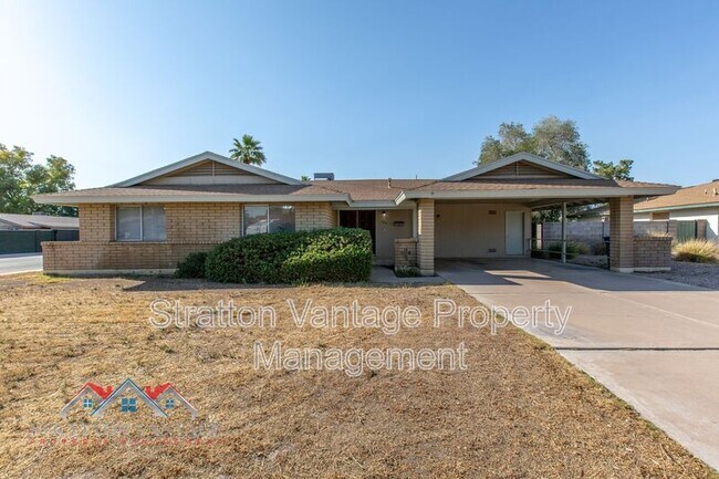 Building Photo - 704 E La Jolla Dr