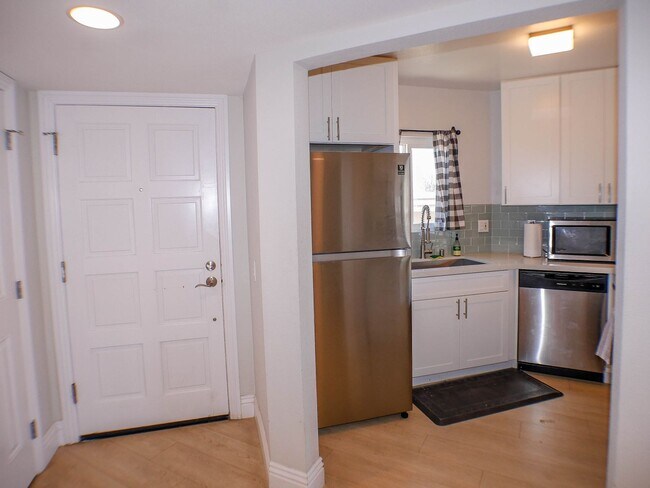 Building Photo - RARE Offering 2BD/2BA - Condo of secured building in highly sought after Boutique Bella Capri bui...