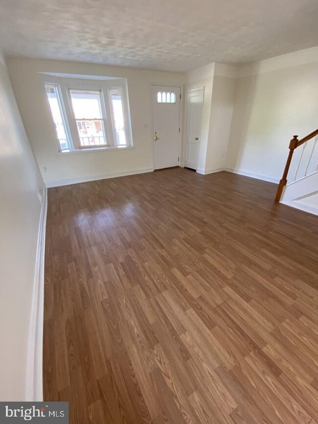 Living roo - 1931 Penhall Rd