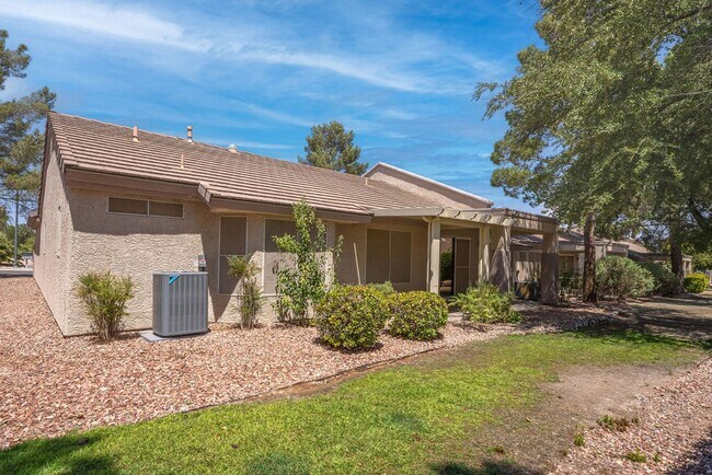 Building Photo - Beautiful 2 Bedroom Home Backing to Greenbelt