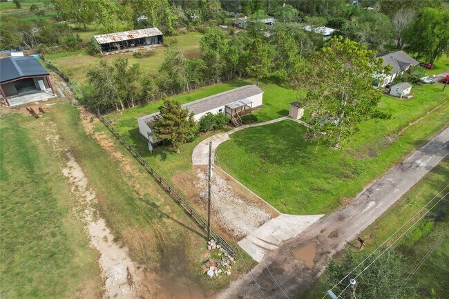 Building Photo - 15930 Pine St