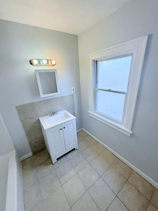 Building Photo - Spacious 4-Bedroom Single-Family Home with 2-Car Garage in Cleveland Heights