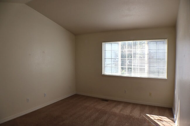 Building Photo - Comfortable 2-Bedroom Townhome in a Well-M...