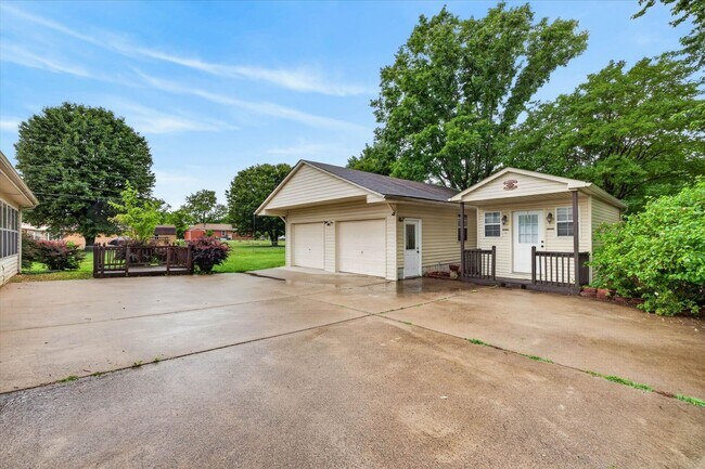 Building Photo - 2 Bedroom Dog Friendly Home For Rent With Large Bonus Room!