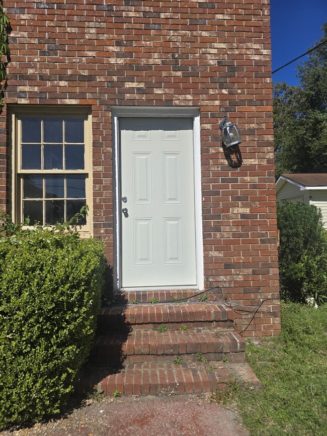 Building Photo - 838 Northside Dr E